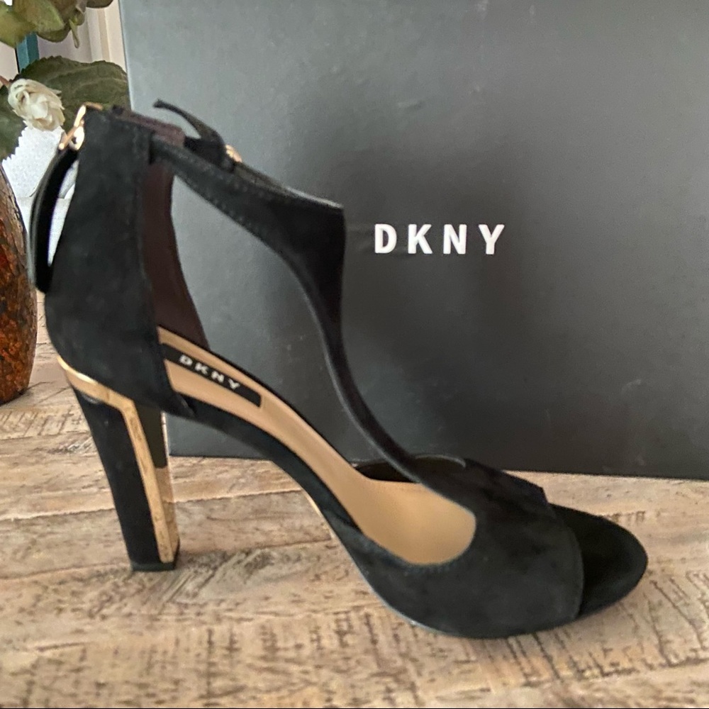 DKNY Women's Colby Ankle T-Strap Black Suede Leather Zip Back Heels Size 9M NEW